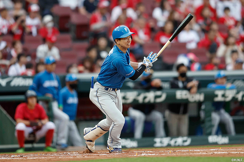 3回表、ライトへヒットを放つ松本剛選手