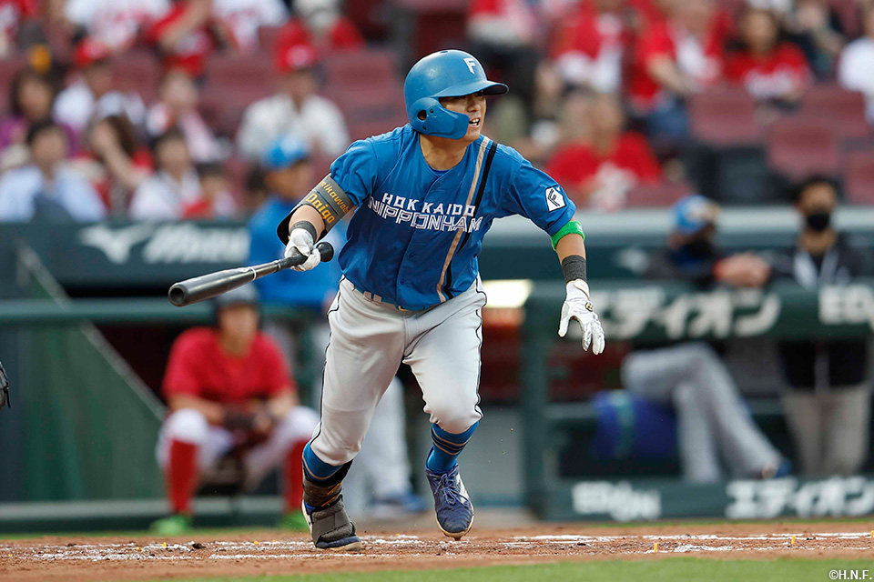 3回表、ライトへヒットを放つ上川畑選手