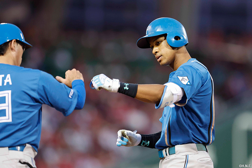 5回表、レフトへヒットを放った万波選手