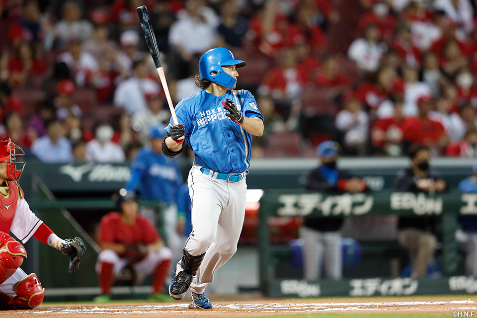 6回表、内野安打を放つ伊藤投手