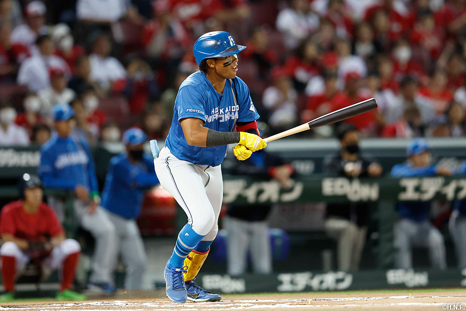 6回表、センターへヒットを放つ水谷選手