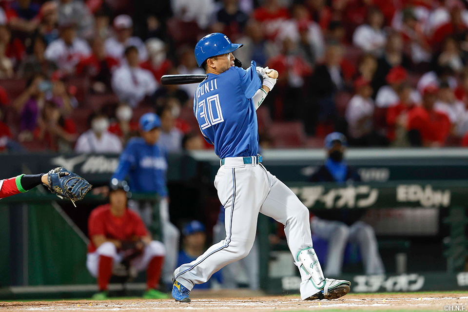 9回表、レフトへヒットを放つ郡司選手