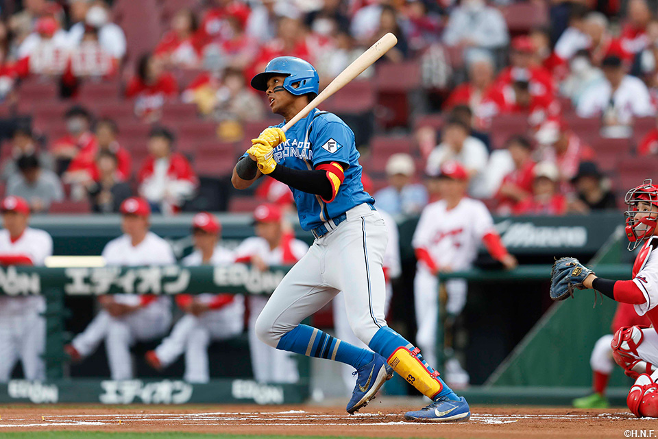 1回表、レフトへヒットを放つ水谷選手