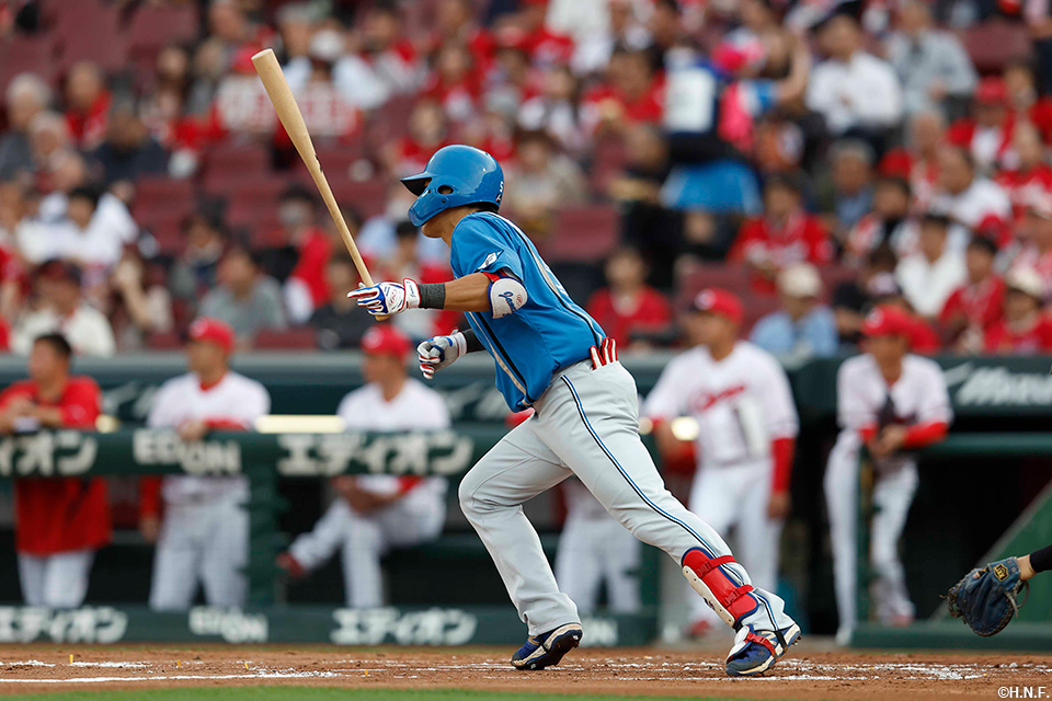 2回表、ライトへヒットを放つ野村選手01