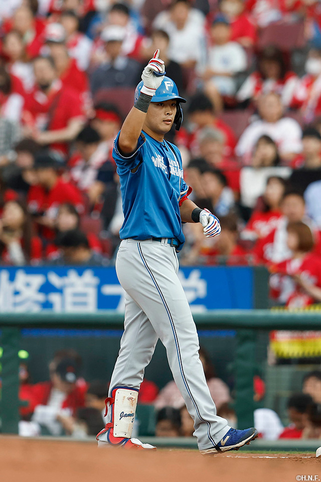 2回表、ライトへヒットを放つ野村選手02