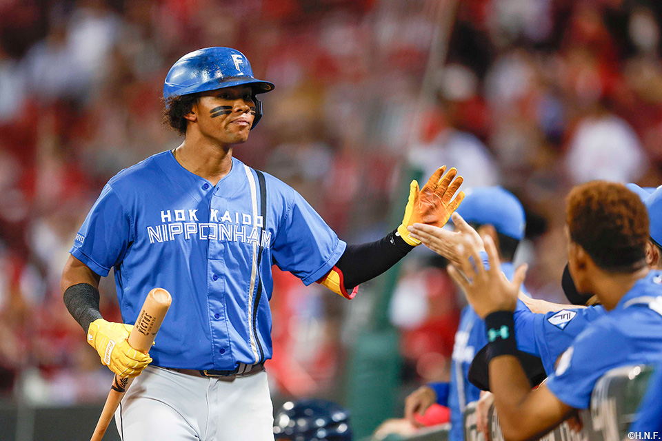 7回表、犠牲フライを放つ水谷選手02