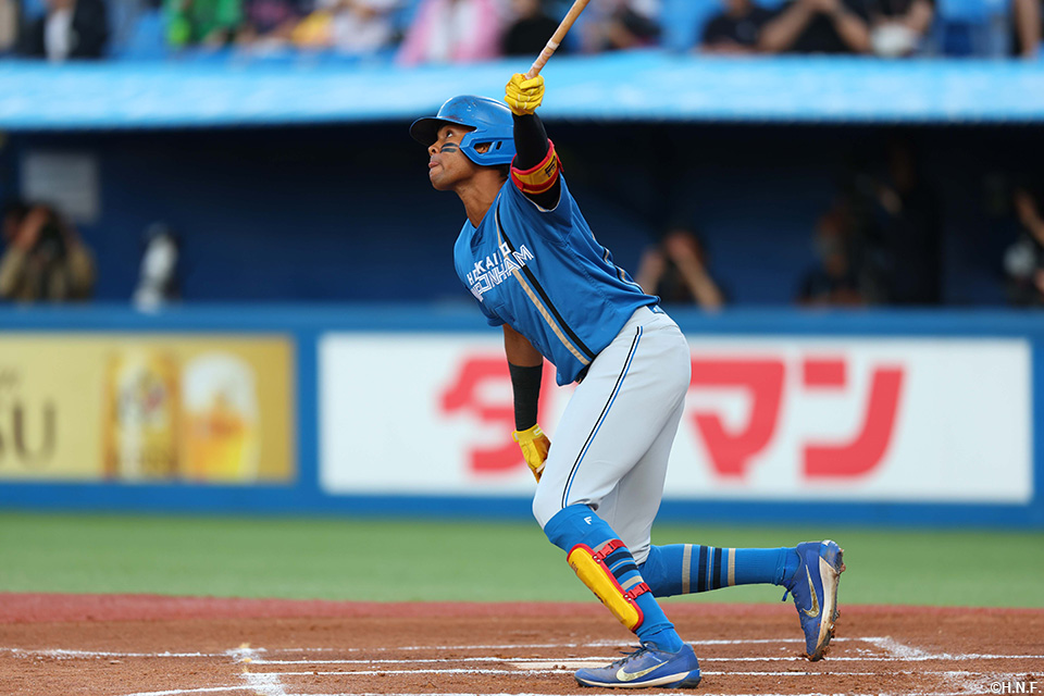 1回表、先制となる本塁打を放つ水谷選手01