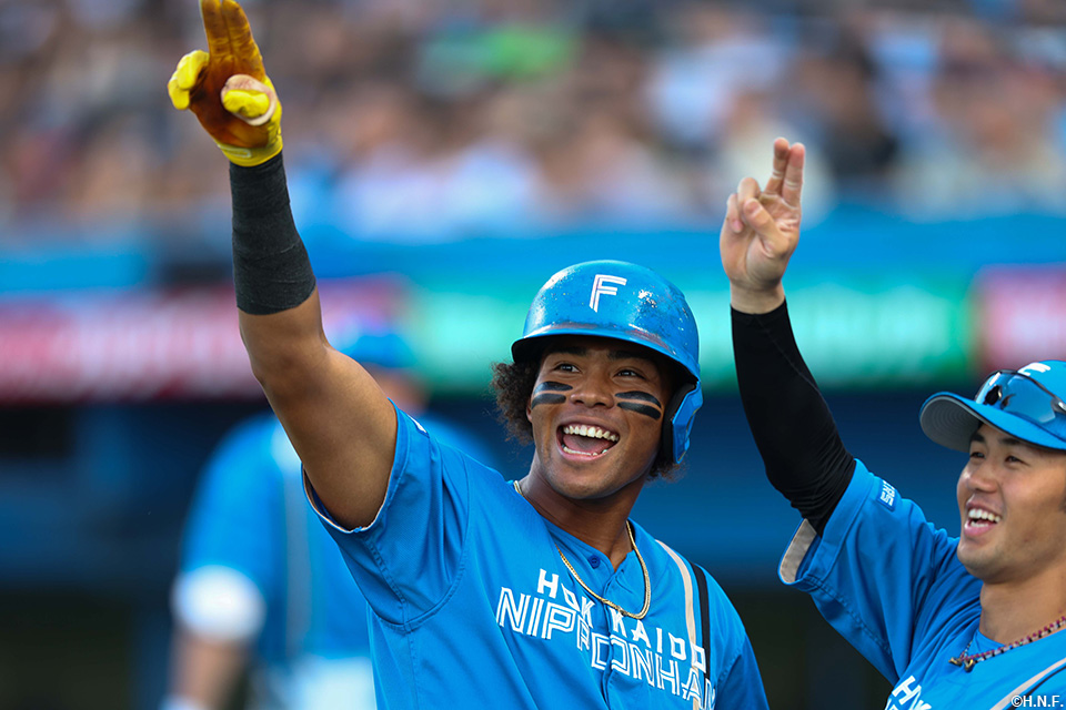 1回表、先制となる本塁打を放つ水谷選手02