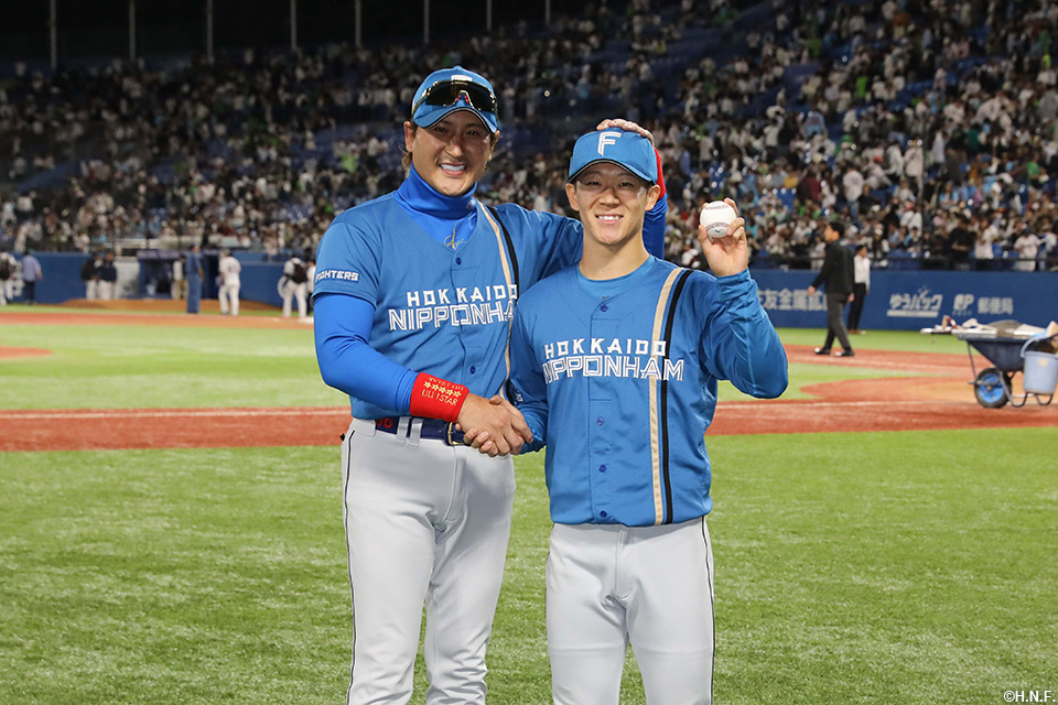 プロ初勝利をあげた矢澤投手と新庄監督01