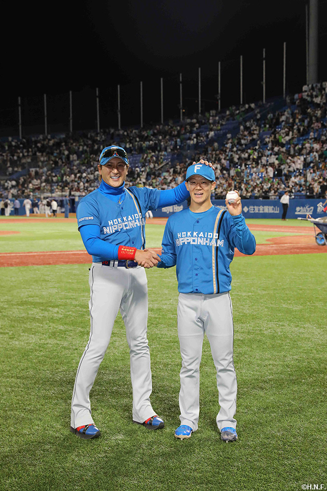 プロ初勝利をあげた矢澤投手と新庄監督02