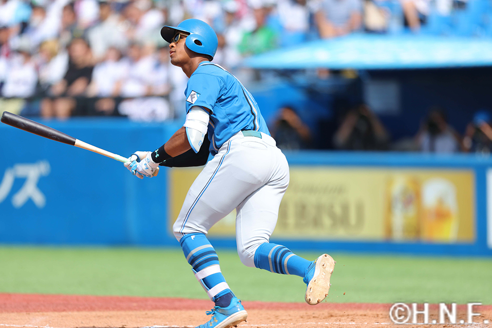 3回表、レフトへ先制本塁打を放つ万波選手01