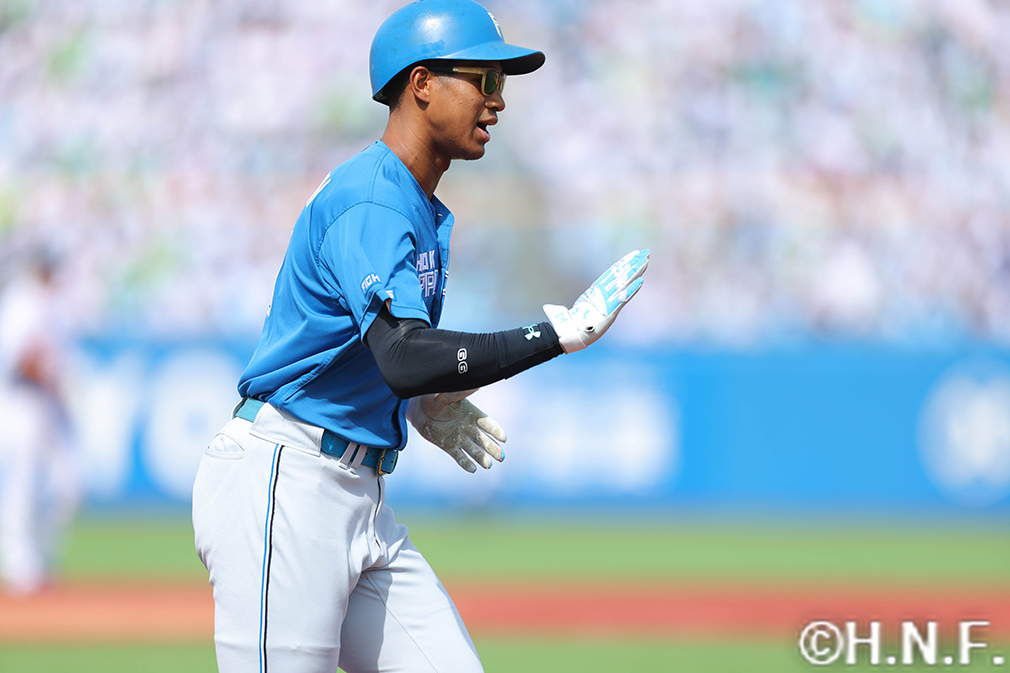 3回表、レフトへ先制本塁打を放つ万波選手02