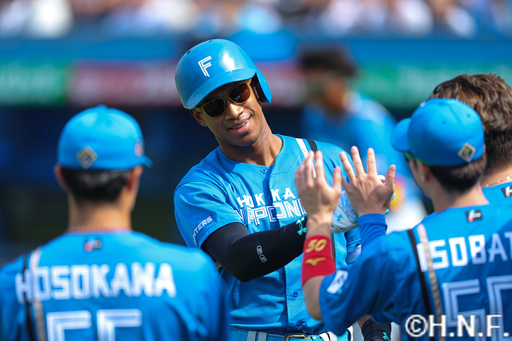 3回表、レフトへ先制本塁打を放つ万波選手03