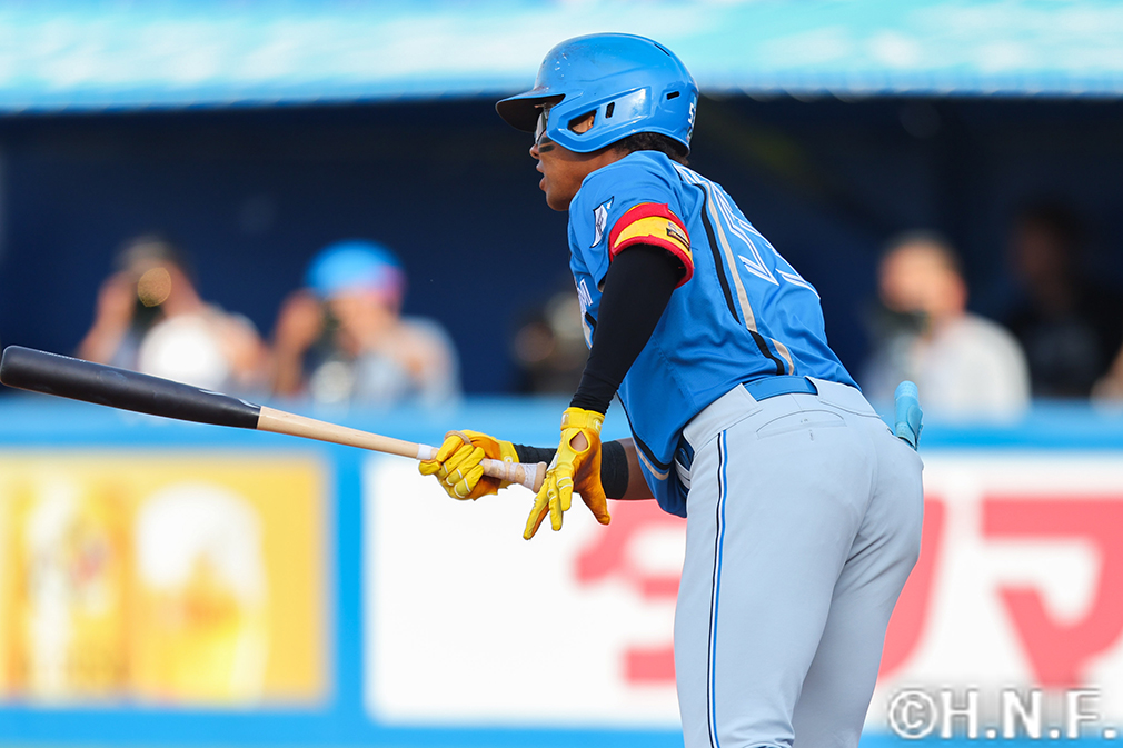 8回表、センターへ適時打を放つ水谷選手01