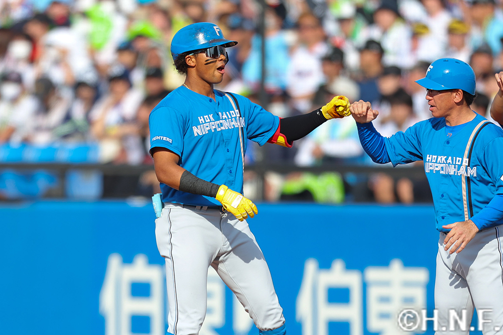 8回表、センターへ適時打を放つ水谷選手02"