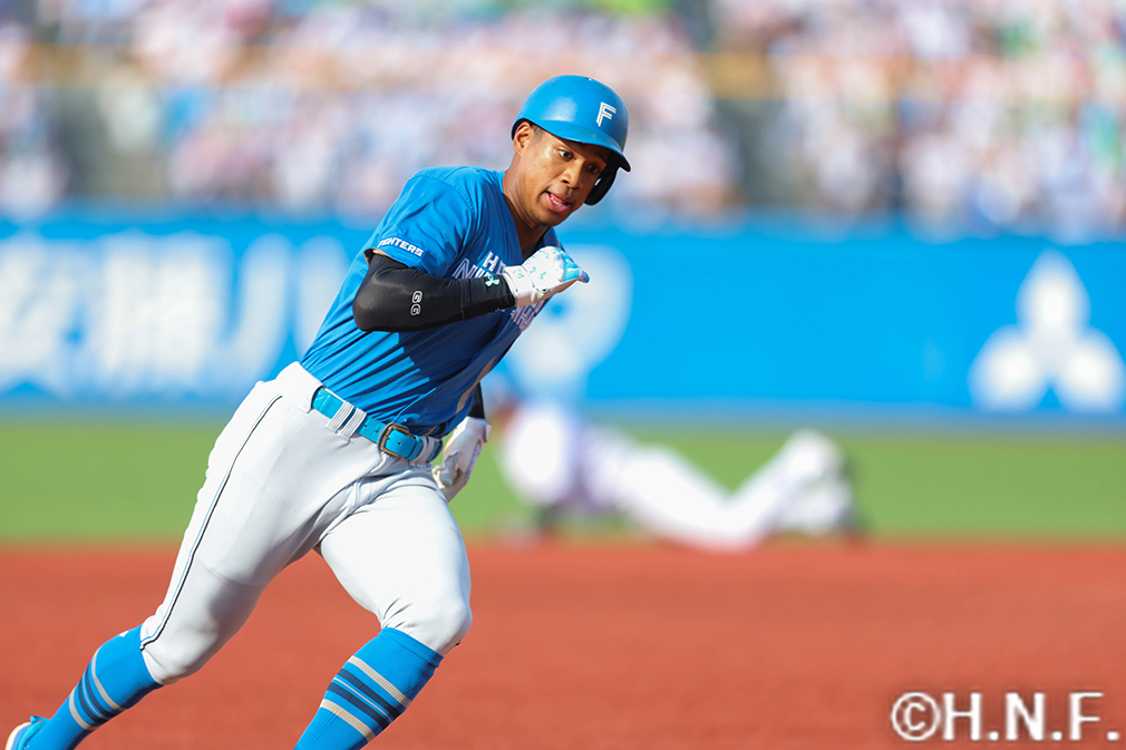 8回表、生還する万波選手"