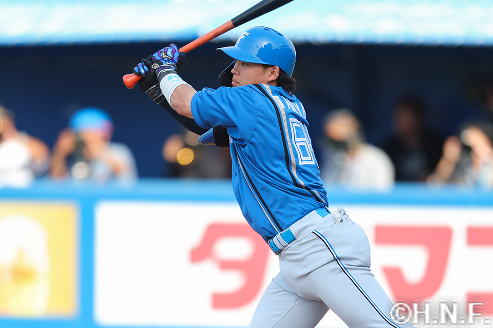 8回表、センターへ適時打を放つ田宮選手"