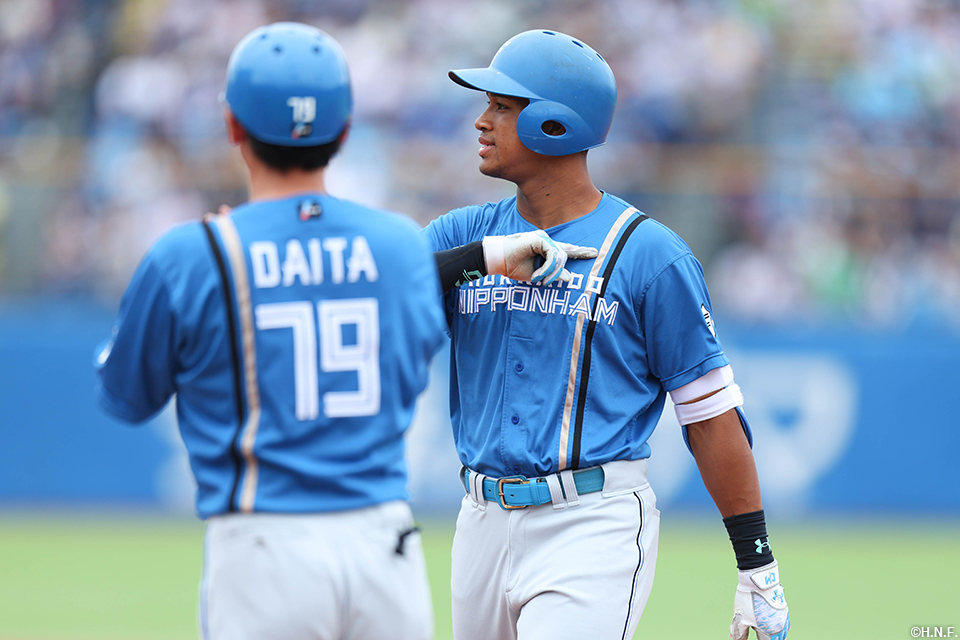 1回表、レフトへヒットを放った万波選手