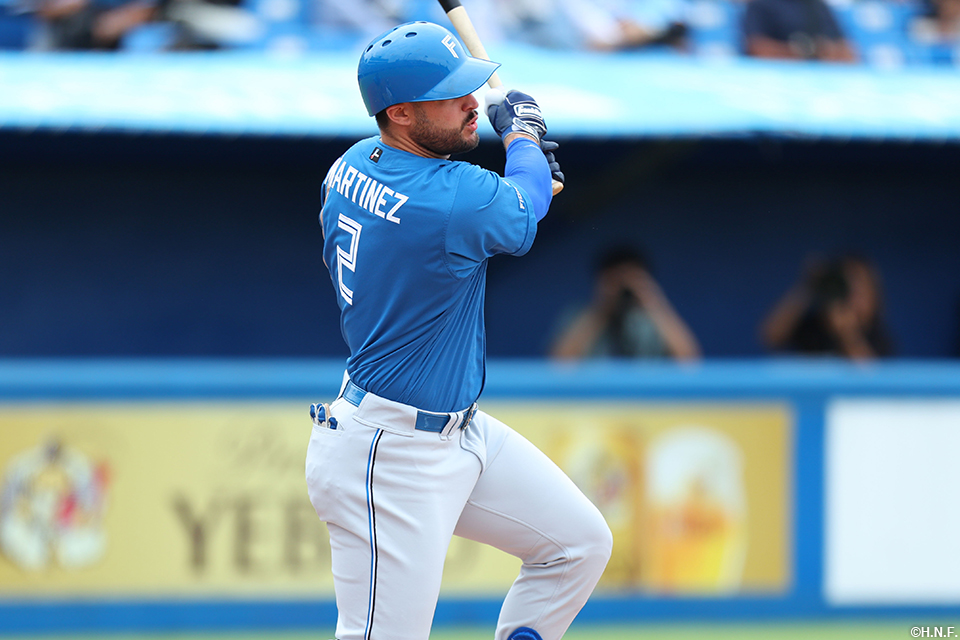 1回表、ライトへヒットを放つマルティネス選手