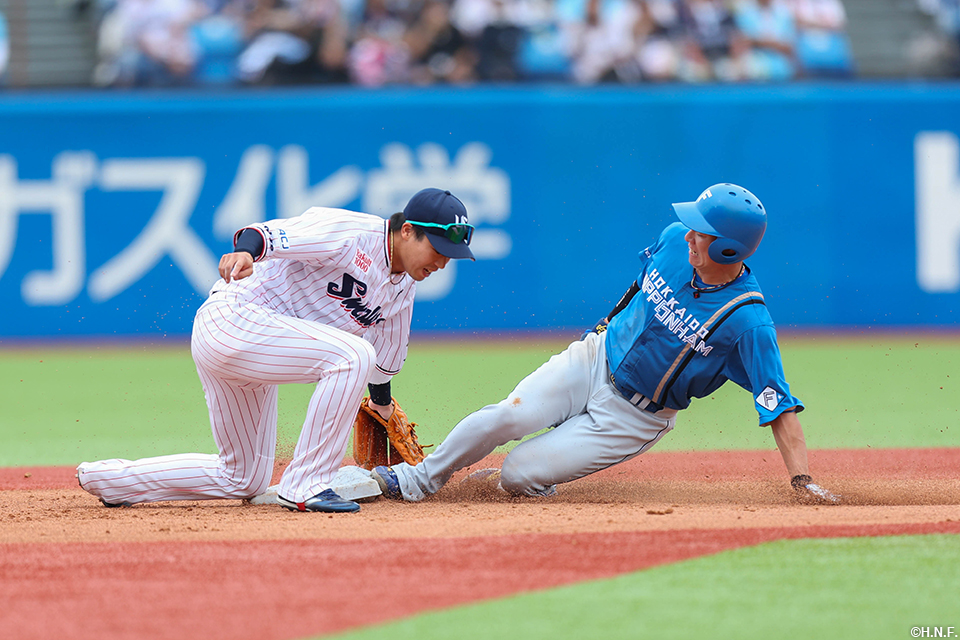 5回表、盗塁を決める松本剛選手