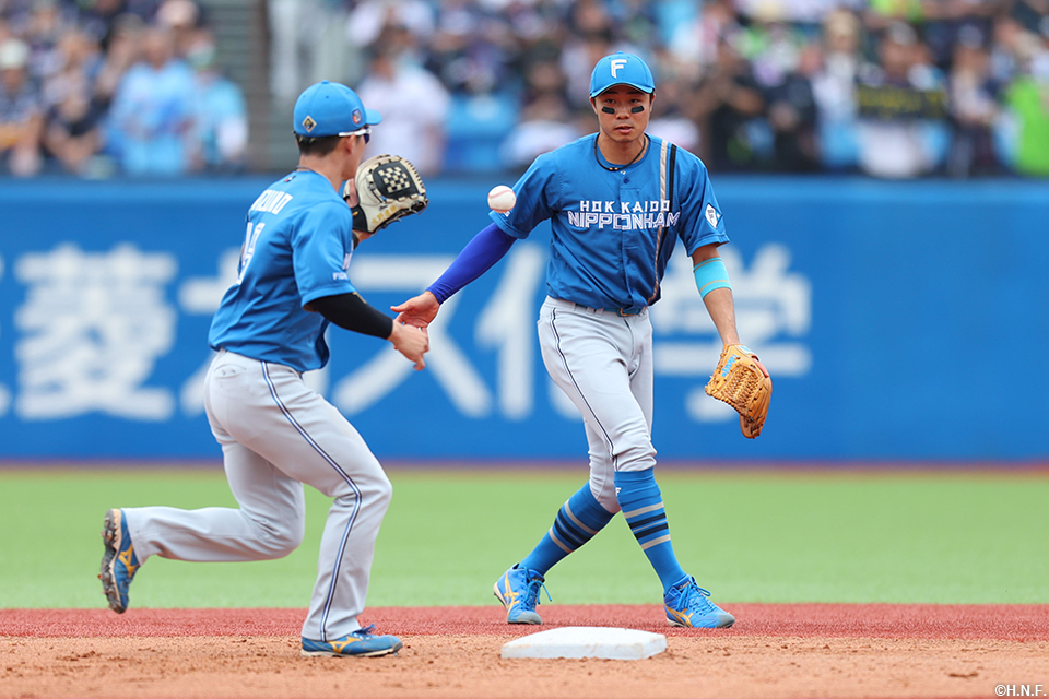 5回裏、併殺を完成させた水野選手と中島卓選手