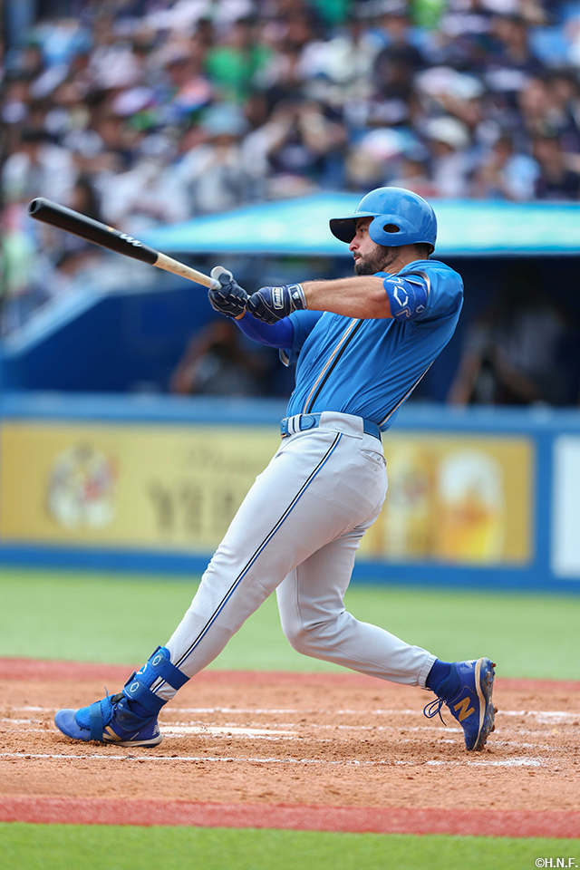 8回表、センターへヒットを放つマルティネス選手