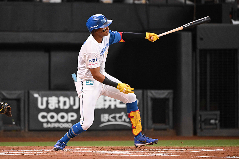 1回裏、二塁打を放つ水谷選手01