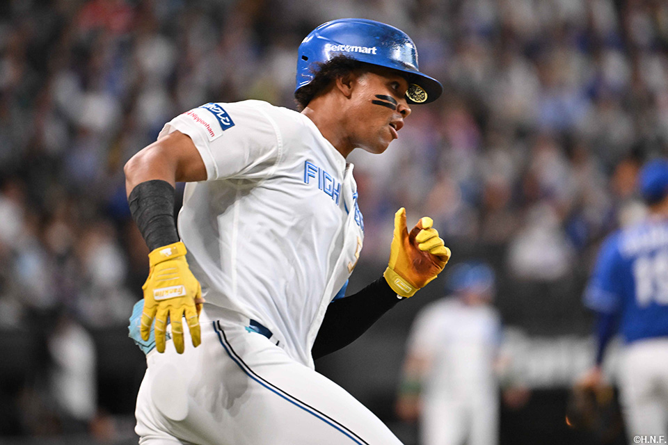 1回裏、二塁打を放つ水谷選手02