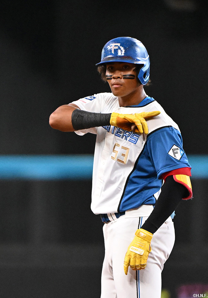 1回裏、二塁打を放つ水谷選手03