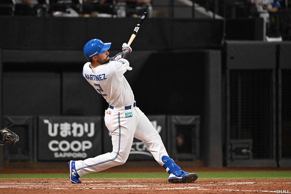 4回裏、二塁打を放つマルティネス選手01