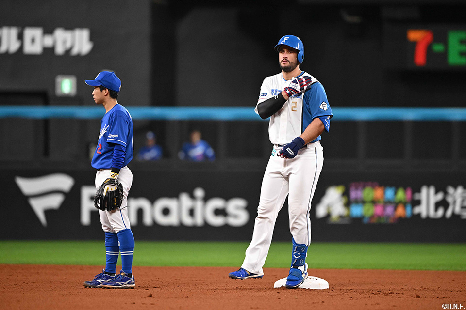 4回裏、二塁打を放つマルティネス選手02