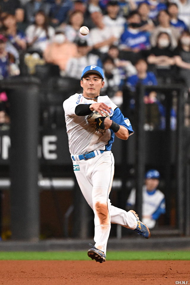 7回表、三度のショートゴロを処理する水野選手