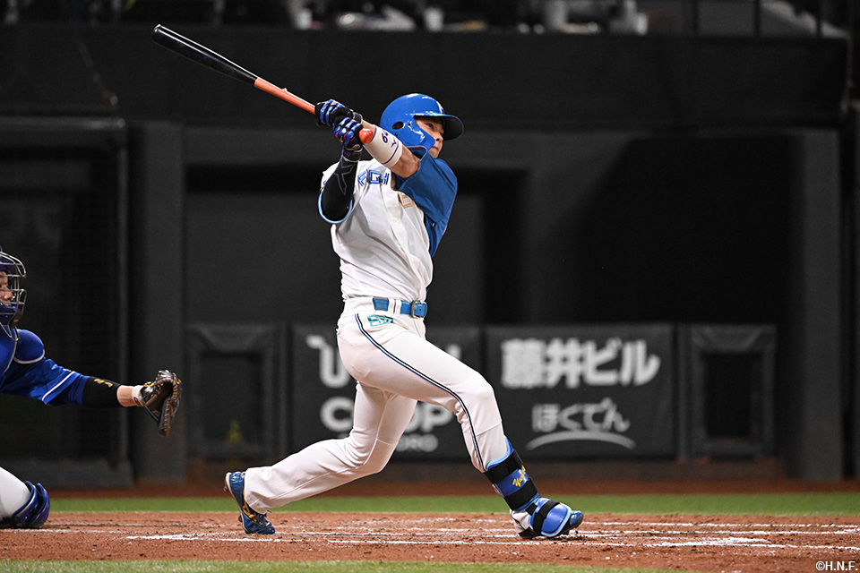 7回裏、ライトへヒットを放つ田宮選手01