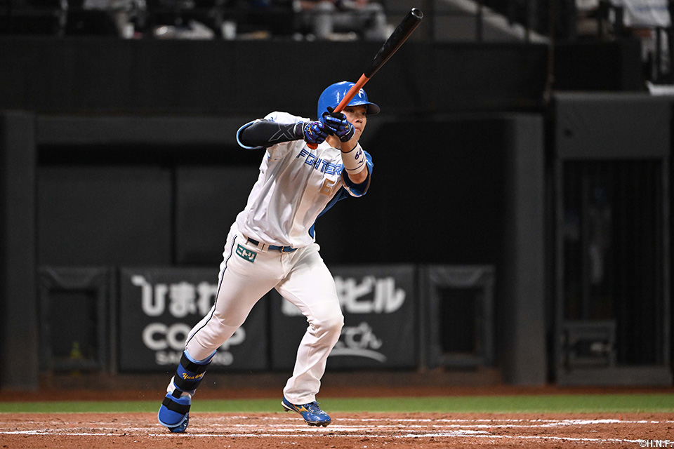 7回裏、ライトへヒットを放つ田宮選手02