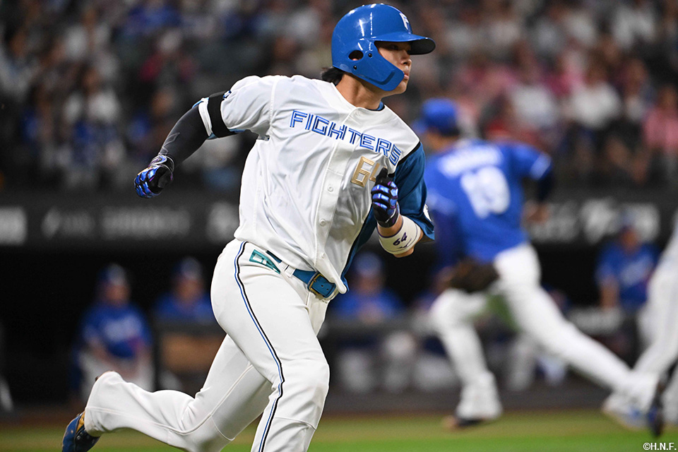 7回裏、ライトへヒットを放つ田宮選手03