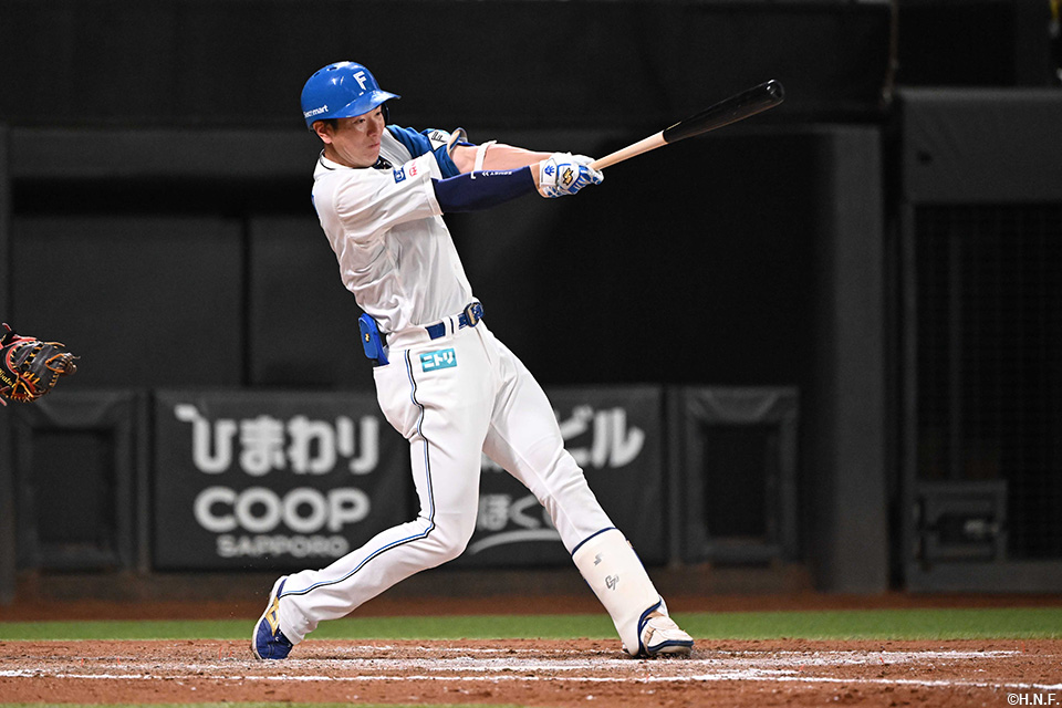 8回裏、内野安打を放つ松本剛選手