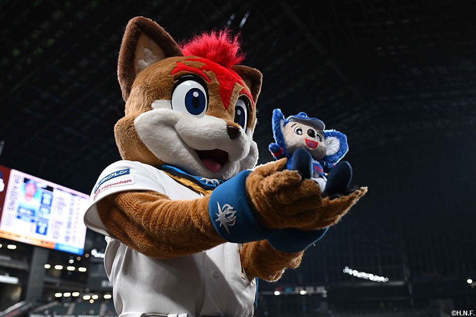 ドアラマスコットを手にするフレップ