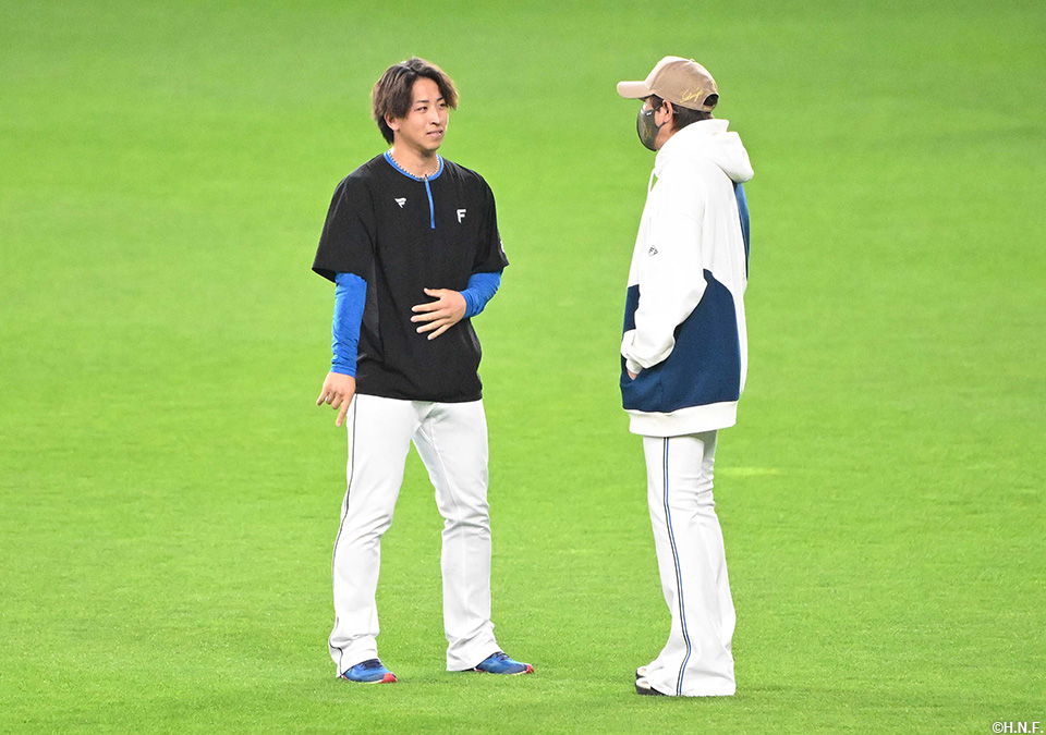 試合前の細野投手と新庄監督01
