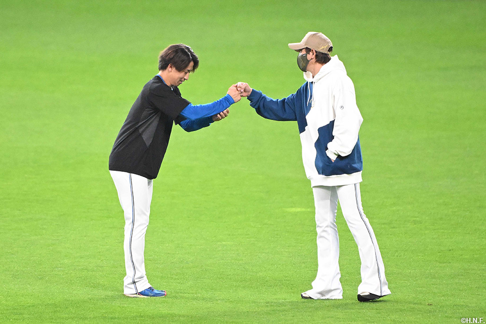 試合前の細野投手と新庄監督02