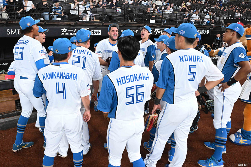 試合前、マルティネス選手を中心に円陣