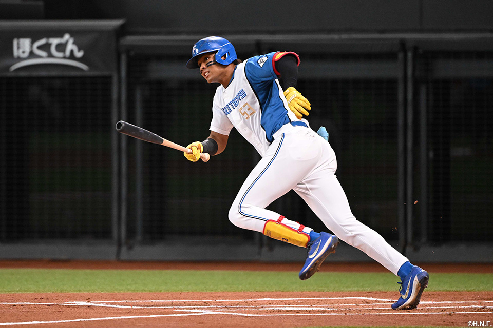 1回裏、レフトへヒットを放つ水谷選手02