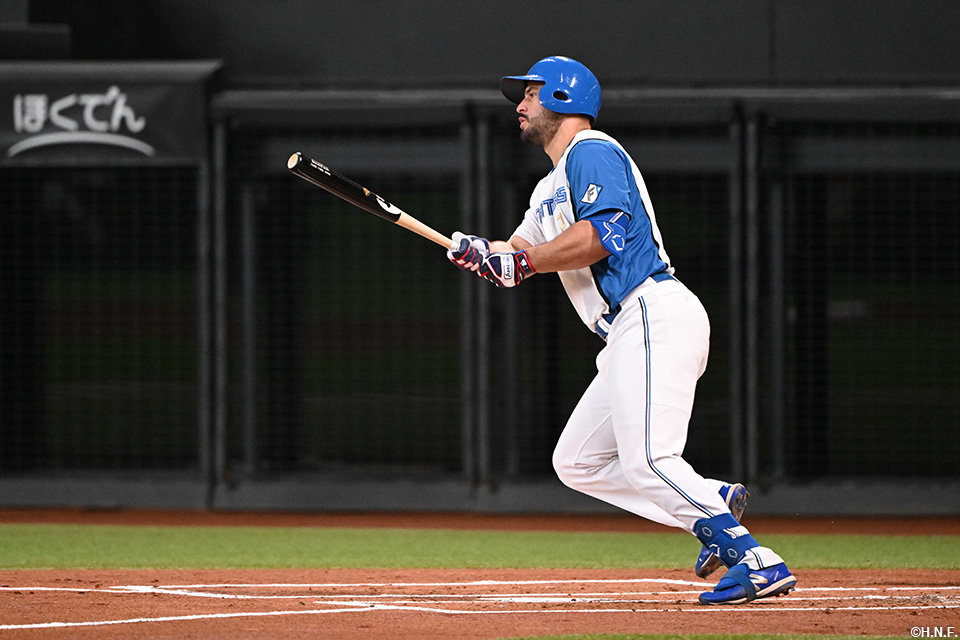 1回裏、センターへヒットを放つマルティネス選手