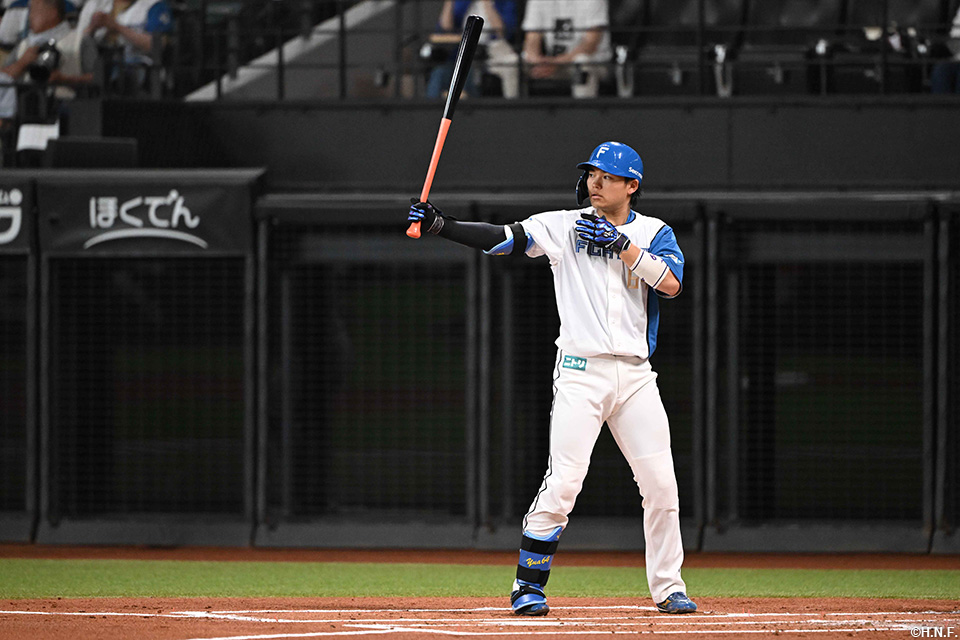 1回裏、先制の適時打を放つ田宮選手01