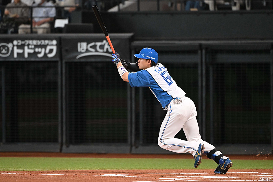 1回裏、先制の適時打を放つ田宮選手02