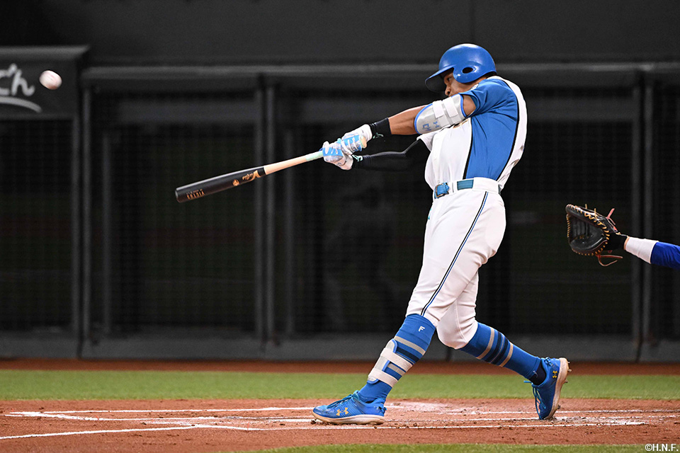 1回裏、レフトへ3ランを放つ万波選手01