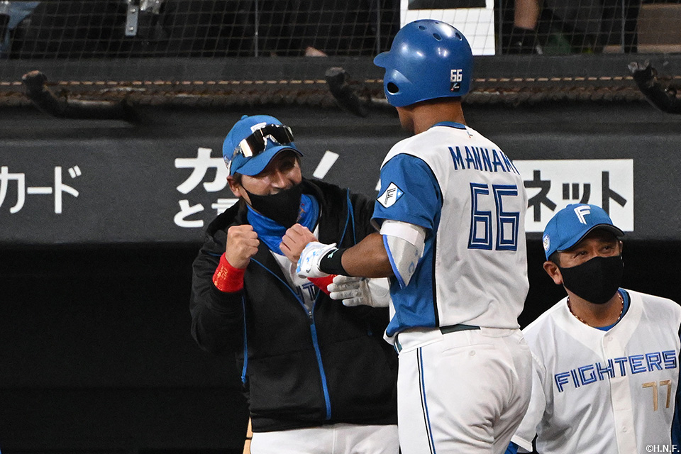 1回裏、レフトへ3ランを放つ万波選手02