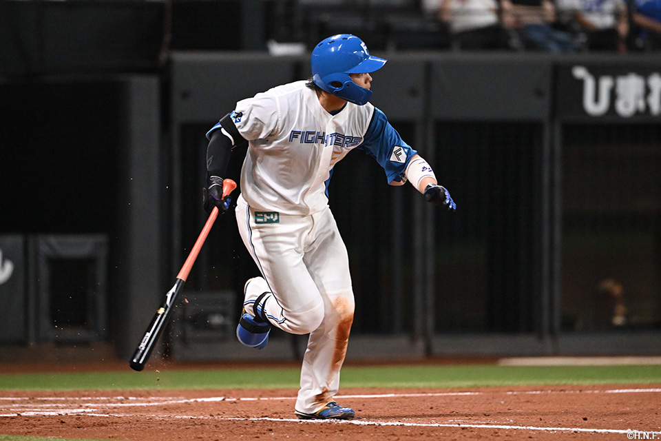 3回裏、センターへヒットを放つ田宮選手