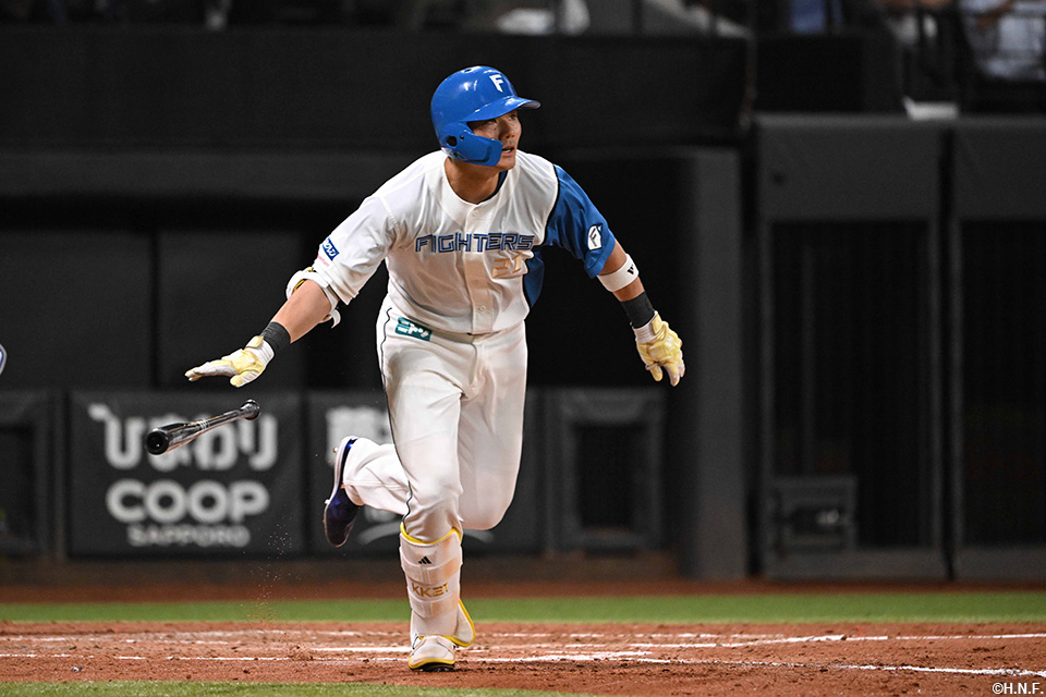 5回裏、ライトへ二塁打を放つ清宮選手01