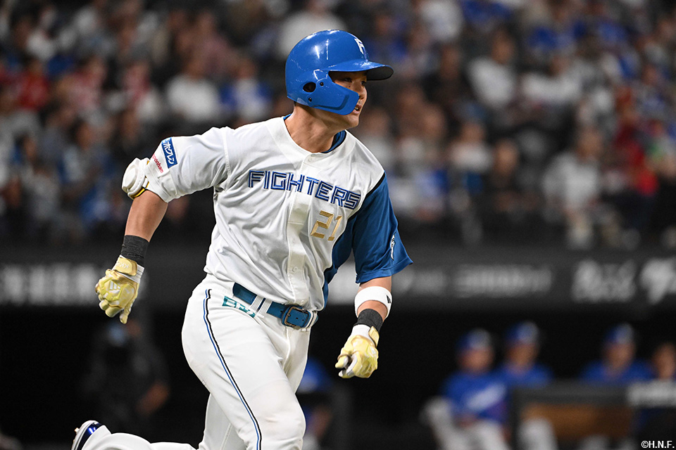 5回裏、ライトへ二塁打を放つ清宮選手02