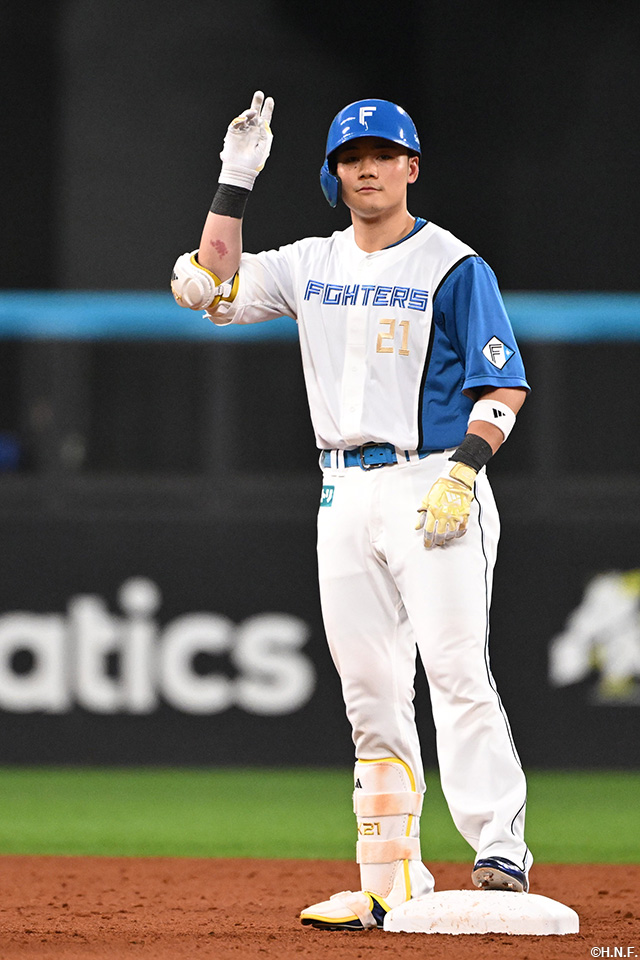 5回裏、ライトへ二塁打を放つ清宮選手03